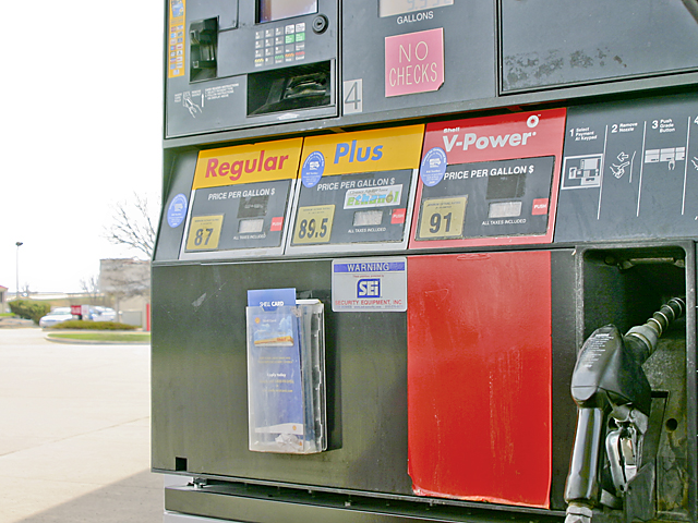 Oil groups argue most vehicle manufacturers do not recommend 15% ethanol blend use in most vehicles on the road, but ethanol groups say there may be as many as 41 million light-duty vehicles approved for E15. (DTN file photo by Elaine Shein)